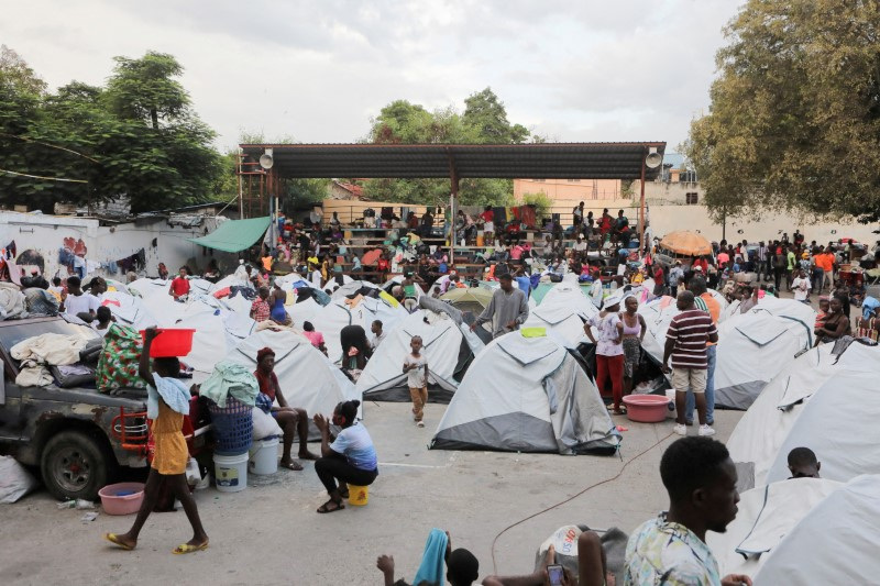 &copy; Reuters. FILE PHOTO: People fleeing gang violence take shelter at a sports arena, in Port-au-Prince, Haiti September 1, 2023. REUTERS/Ralph Tedy Erol/File Photo