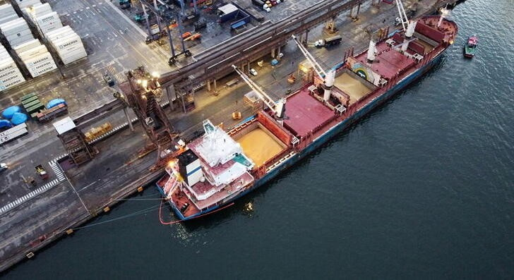 &copy; Reuters. FOTO DE ARCHIVO. El carguero "Discoverer" deja soja estadounidense en el puerto brasileño de Paranaguá.  REUTERS/Rodolfo Buhrer