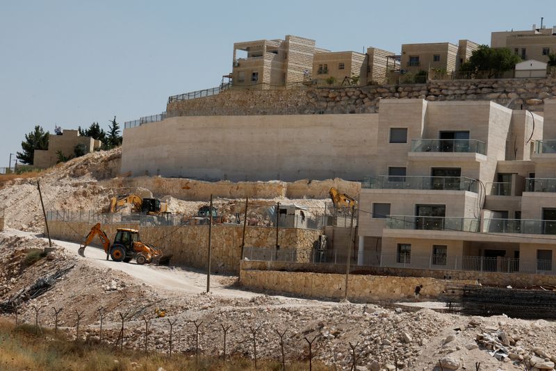 © Reuters. FILE PHOTO: A view of the Israeli settlement Maale Mikhmas near Ramallah, in the Israeli-occupied West Bank June 23, 2023. REUTERS/Ammar Awad.