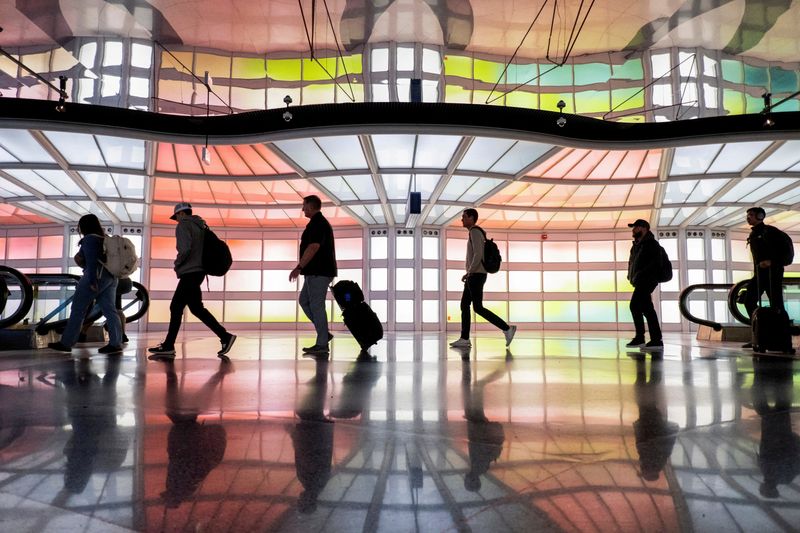 © Reuters. FILE PHOTO: People walk to their flight gates ahead of the Thanksgiving holiday at O’Hare International Airport in Chicago, Illinois, U.S. November 22, 2023.  REUTERS/Vincent Alban  