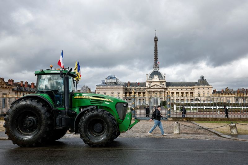 &copy; Reuters. مزارع فرنسي يستعين بجراره خلال احتجاج للمزارعين قبيل انطلاق معرض باريس الزراعي في باريس يوم الجمعة. تصوير: بنوا تيسييه - رويترز.