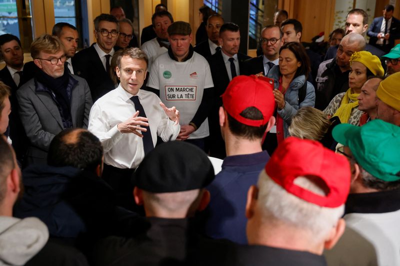 &copy; Reuters. Emmanuel Macron rencontre des agriculteurs manifestant avant l'ouverture du Salon de l'Agriculture à Paris. /Photo prise le 24 février 2024/REUTERS/Ludovic Marin
