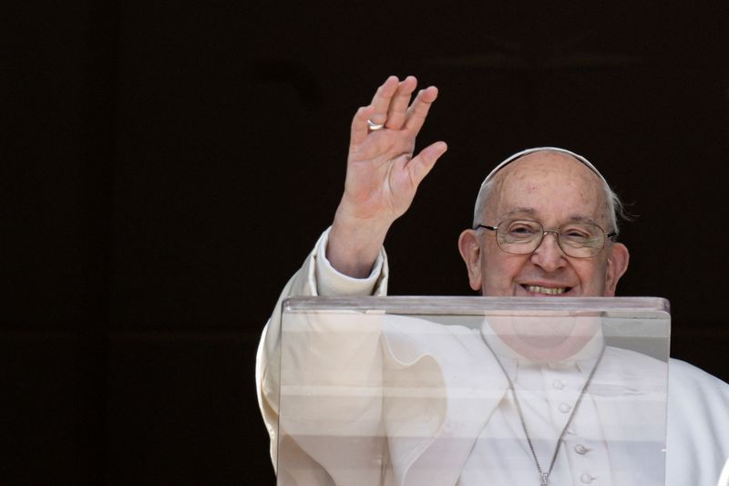&copy; Reuters. البابا فرنسيس يقود صلاة التبشير الملائكي من نافذته في الفاتيكان يوم 18 فبراير شباط 2024. تصوير: سيموني ريسولوتي-رويترز.