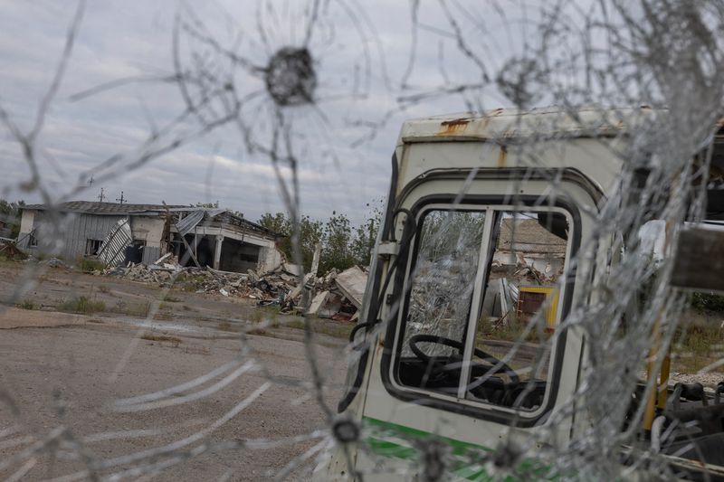 &copy; Reuters. الحافلات ومنشآت الإنتاج المتضررة في مجمع تجاري محلي استخدمته القوات الروسية في خاركيف بأوكرانيا بتاريخ العاشر من سبتمبر أيلول 2023. تصوير: فا