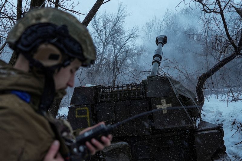 &copy; Reuters. FOTO DE ARCHIVO. Militares ucranianos de la 92.a Brigada de Asalto Separada disparan un obús autopropulsado Paladín M109A5 hacia las tropas rusas cerca de la ciudad de Bajmut, en medio del ataque de Rusia a Ucrania, en la región de Donetsk, Ucrania, el