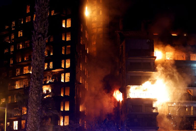 &copy; Reuters. Un incendio en un edificio de apartamentos en Valencia, España, 22 de febrero de 2024 REUTERS/Eva Manez