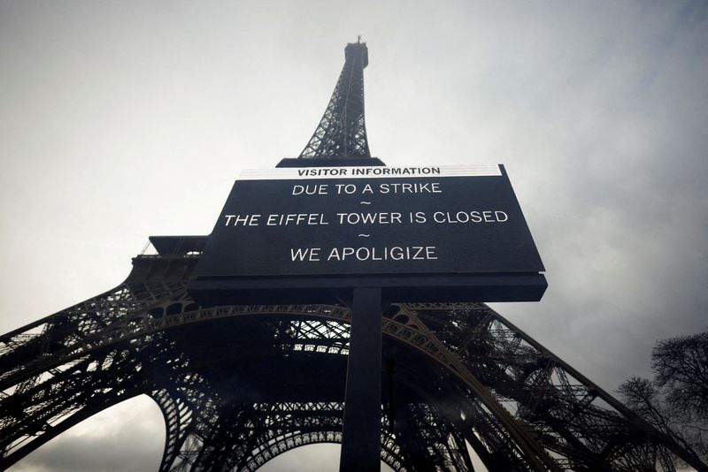 &copy; Reuters. FILE PHOTO: A sign reading "Due to a strike, the Eiffel Tower is closed. We apoligize" hangs in front of the Eiffel Tower in Paris, France, February 19, 2024. Picture taken through glass. REUTERS/Sarah Meyssonnier      TPX IMAGES OF THE DAY/File Photo