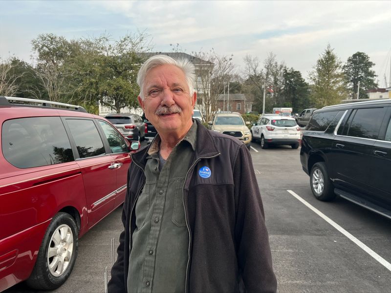 © Reuters. David Cyr, a 67-year-old retired pharmacist, poses for a picture at a Nikki Haley campaign event in Georgetown, South Carolina on Feb. 22, 2024. REUTERS/Nathan Layne