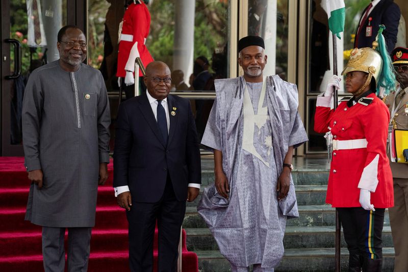 © Reuters. Ghana's President Nana Akufo-Addo is received by ECOWAS President Omar Alieu Touray and Nigerian Minister of Foreign Affairs Yusuf Tuggar during the Economic Community of West African States (ECOWAS) Extraordinary Session of the Authority of Heads of State and Government on the political, Peace and Security Situation in the ECOWAS sub-region in Abuja, Nigeria, February 24, 2024. REUTERS/Marvellous Durowaiye