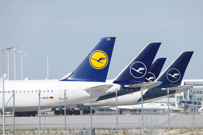 &copy; Reuters. Des avions Lufthansa à l'aéroport du Munich, en Allemagne. /Photo prise le 27 juillet 2022/REUTERS/Michaela Rehle