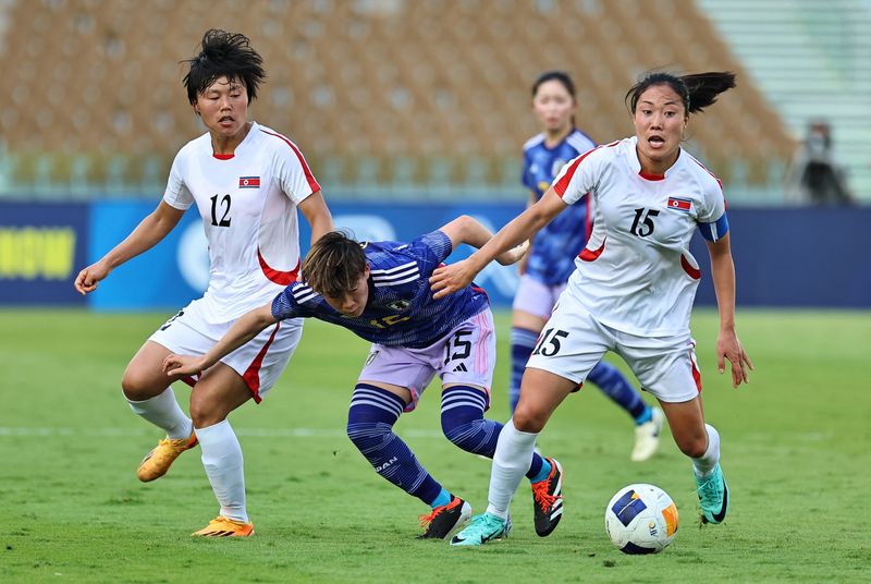 &copy; Reuters. لاعبة منتخب اليابان أوبا فوجينو في كرة مشتركة مع لاعبة  كوريا الشمالية تشو كوم-أوك في ذهاب ملحق تصفيات منافسات كرة القدم للسيدات في أولمبياد