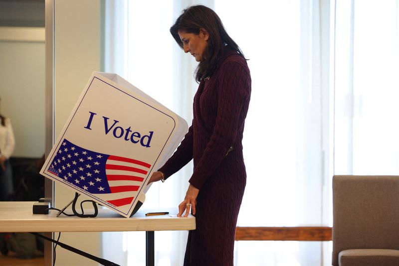 © Reuters. Republican presidential candidate and former U.S. Ambassador to the United Nations Nikki Haley casts her vote in the South Carolina Republican presidential primary election on Kiawah Island, South Carolina, U.S., February 24, 2024. REUTERS/Brian Snyder