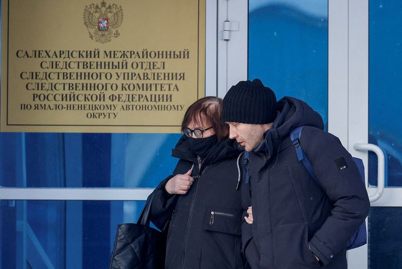 © Reuters. FILE PHOTO: Lyudmila Navalnaya, the mother of late Russian opposition leader Alexei Navalny, and his lawyer Alexei Tsvetkov walk out of an office of the Investigative Committee's regional department in the city of Salekhard in the Yamal-Nenets Region, Russia, February 19, 2024. REUTERS/Maxim Shemetov/File Photo