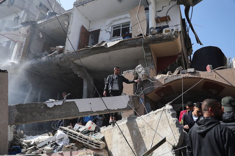 &copy; Reuters. Palestinos inspeccionan el lugar de un ataque israelí contra una casa, en medio del conflicto en curso entre Israel y Hamás, en Rafah, en el sur de la Franja de Gaza, el 24 de febrero de 2024. REUTERS/Ibraheem Abu Mustafa