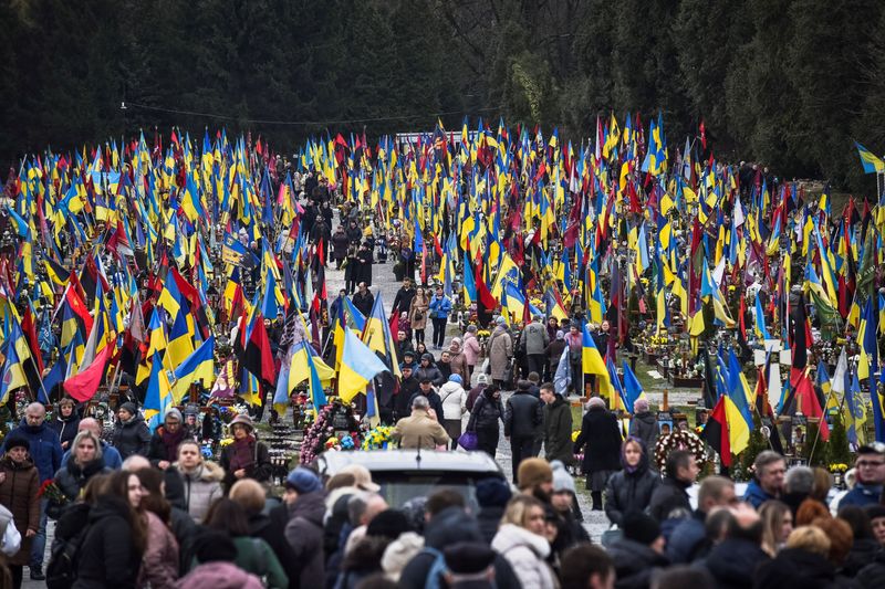 &copy; Reuters. 　ロシアによるウクライナへの全面侵攻開始が２４日、３年目に突入した。写真はウクライナのリビウで２４日撮影（２０２４年　ロイター/Pavlo Palamarchuk）