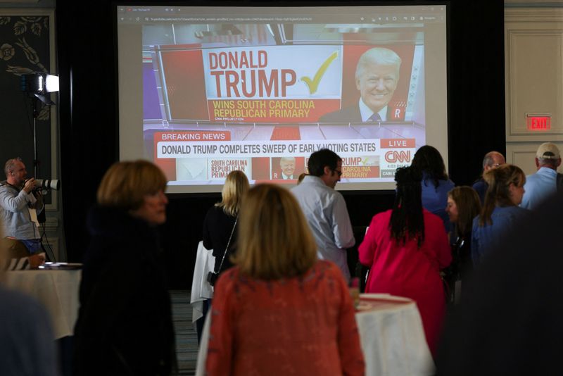 © Reuters. Supporters of Republican presidential candidate and former U.S. Ambassador to the United Nations Nikki Haley attend a watch party during the South Carolina Republican presidential primary election in Charleston, South Carolina, U.S. February 24, 2024.  REUTERS/Brian Snyder