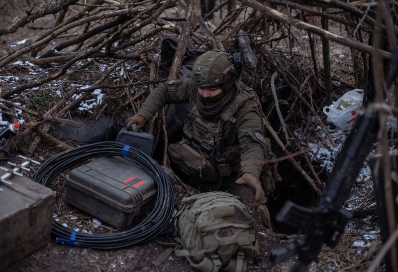 © Reuters. A Ukrainian serviceman of 47th brigade prepares his position to operate a drone at a front line, amid Russia's attack on Ukraine, near the town of Avdiivka, recently captured by Russian troops in Donetsk region, Ukraine February 20, 2024. REUTERS/Inna Varenytsia/File Photo