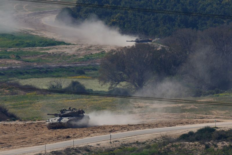 &copy; Reuters. دبابات إسرائيلية بالقرب من الحدود مع غزة كما تظهر من إسرائيل يوم السبت. تصوير: سوزان بيرا - رويترز.

