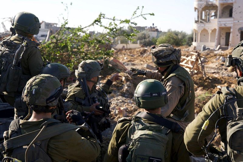 &copy; Reuters. Soldados israelíes operan en la Franja de Gaza en medio del conflicto en curso entre Israel y el grupo islamista palestino Hamás, en esta fotografía sin fecha publicada el 24 de febrero de 2024. Fuerza Israelí de Defensa/Distribuida via REUTERS 