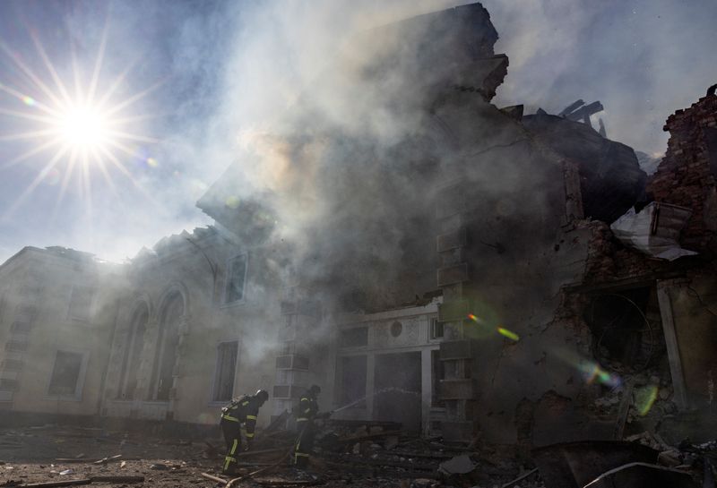 &copy; Reuters. Firefighters work at the scene of a Russian missile strike that destroyed a train station, amid Russia's attack on Ukraine, in Kostyantynivka, Ukraine February 25, 2024. REUTERS/Thomas Peter