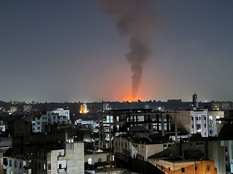 © Reuters. Smoke rises in the sky following U.S-led airstrikes in Sanaa, Yemen, February 25, 2024. REUTERS/Adel Al Khader