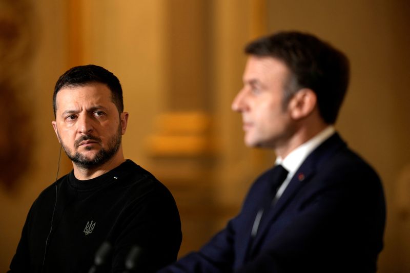 &copy; Reuters. Le président français Emmanuel Macron et son homologue ukrainien Volodymyr Zelenskiy assistent à une conférence de presse à l'Elysée à Paris. /Photo prise le 16 février 2024/REUTERS/Thibault Camus