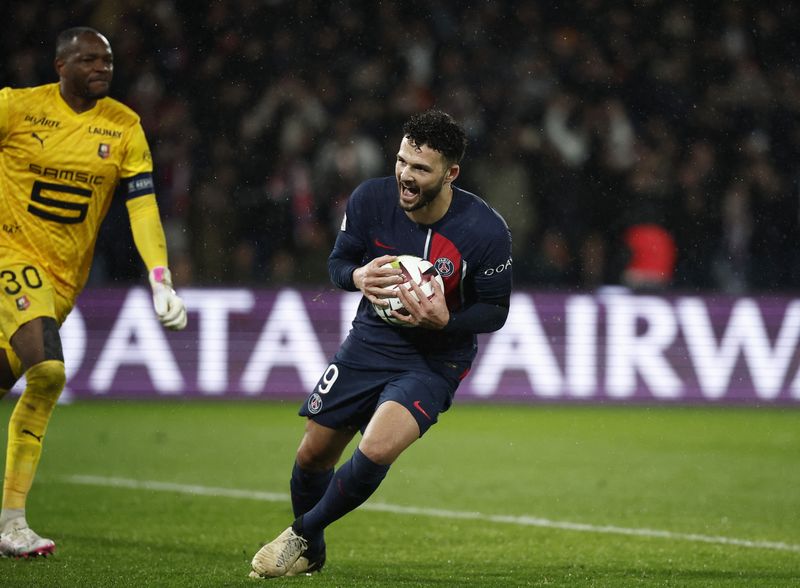 &copy; Reuters. جونسالو راموس لاغب باريس سان جيرمان يحتفل بتسجيل الهدف الأول خلال مباراة فريقه أمام رين في دوري الدرجة الأولى الفرنسي لكرة القدم في باريس ي