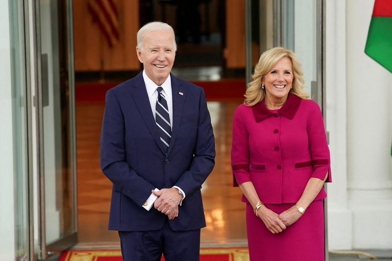 &copy; Reuters. U.S. President Joe Biden and first lady Jill Biden await the arrival of Jordan's King Abdullah, Queen Rania and Crown Prince Hussein, at the White House in Washington, U.S., February 12, 2024.  REUTERS/Kevin Lamarque/File Photo