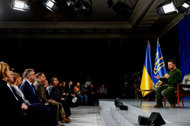 &copy; Reuters. El presidente de Ucrania, Volodímir Zelenski, habla durante la conferencia 'Ucrania. Año 2024", en medio del ataque de Rusia a Ucrania, en Kiev, Ucrania, el 25 de febrero de 2024. REUTERS/Valentyn Ogirenko