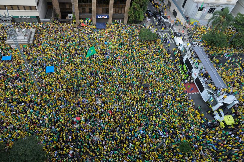 © Reuters. Supporters of the Brazil's former president Jair Bolsonaro take part a protest in Paulista Avenue, as police investigate him and his cabinet for allegedly plotting a coup after the 2022 election, in Sao Paulo, Brazil, February 25, 2024. REUTERS/Carla Carniel