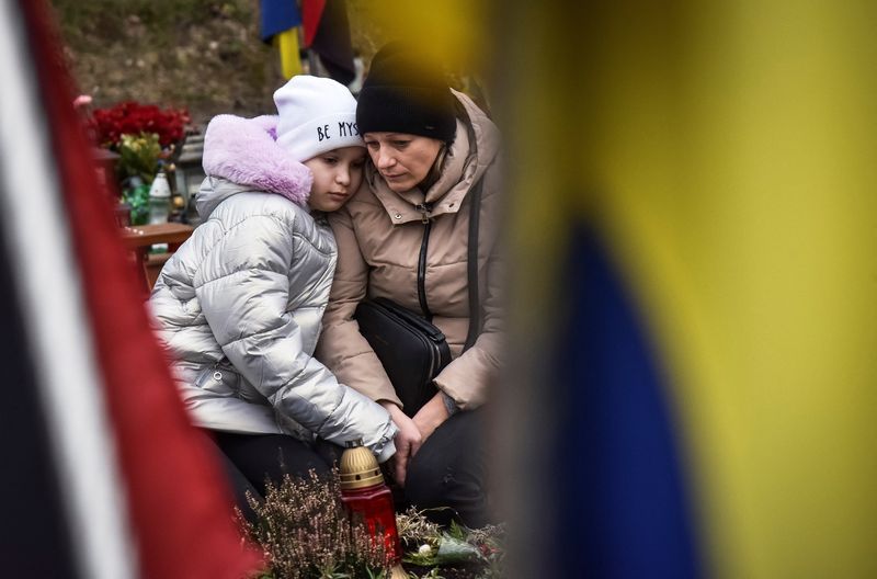 © Reuters. People visit graves of their relatives, killed Ukrainian defenders, on a day of the second anniversary of Russia's attack on Ukraine, in Lviv, Ukraine February 24, 2024. REUTERS/Pavlo Palamarchuk