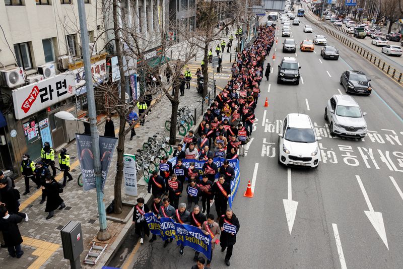 &copy; Reuters. South Korean doctors march to the Presidential Office to protest against the government's medical policy in Seoul, South Korea, February 25, 2024. REUTERS/Kim Soo-Hyeon