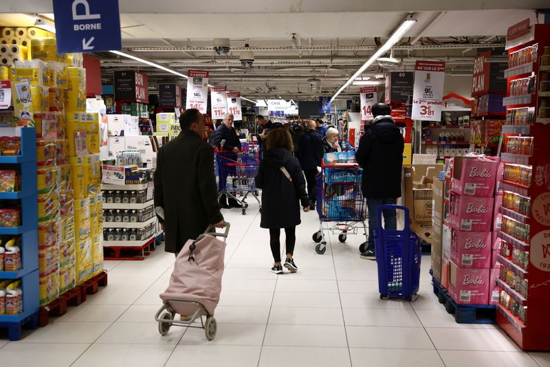&copy; Reuters. FILE PHOTO: Customers shop at a Carrefour hypermarket in Paris, France, January 4, 2024. REUTERS/Stephanie Lecocq/File Photo
