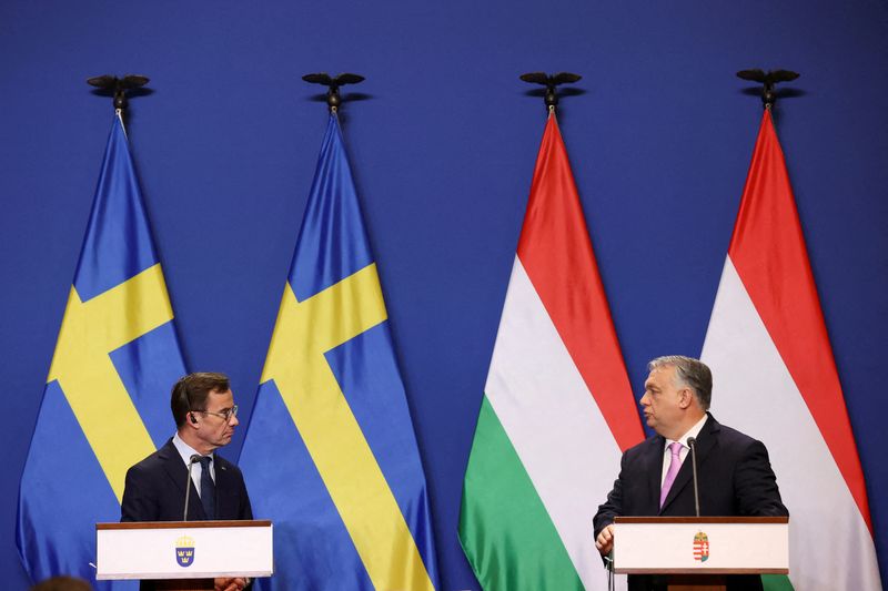 &copy; Reuters. Le Premier ministre suédois Ulf Kristersson et le Premier ministre hongrois Viktor Orban tiennent une conférence de presse commune à Budapest, en Hongrie. /Photo prise le 23 février 2024/REUTERS/Bernadett Szabo