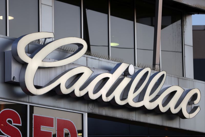 &copy; Reuters. Des panneaux de signalisation pour Cadillac, une marque automobile appartenant à General Motors, sont visibles dans une concession automobile du Queens, à New York, aux États-Unis. /Photo prise le 16 novembre 2021/REUTERS/Andrew Kelly