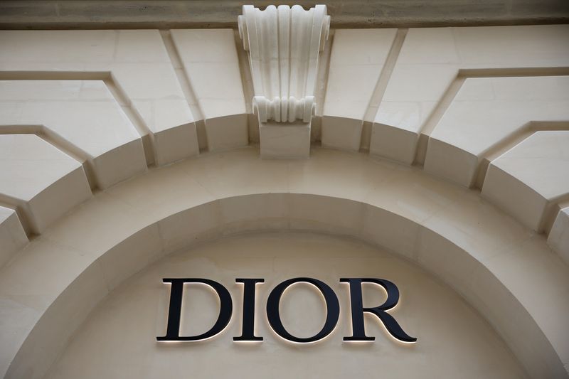 &copy; Reuters. شعار شركة الأزياء الفرنسية كريستيان ديور بمقر متجرها الرئيسي في فرنسا في صورة من أرشيف رويترز.