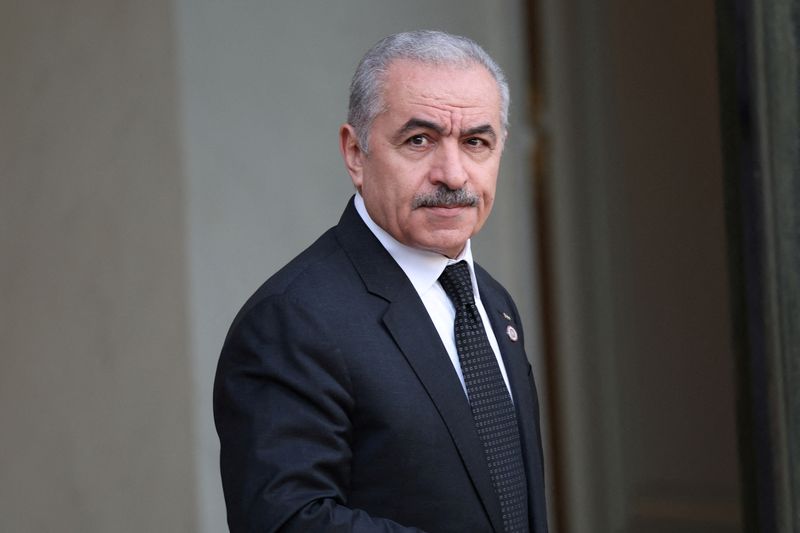 &copy; Reuters. Il primo ministro dell'Autorità Palestinese Mohammad Shtayyeh arriva per partecipare a una conferenza umanitaria internazionale per la popolazione di Gaza al Palazzo dell'Eliseo di Parigi, Francia, 9 novembre 2023. REUTERS/Claudia Greco/Foto d'archivio