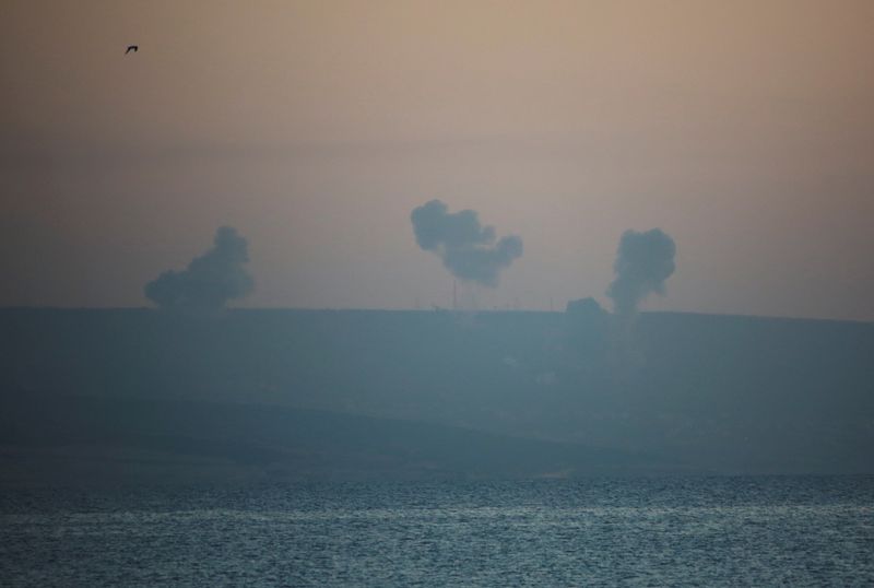 &copy; Reuters. FILE PHOTO: Smoke rises on the Lebanese side near the border with Israel, amid ongoing cross-border hostilities between Hezbollah and Israeli forces, as seen from Tyre, southern Lebanon December 2, 2023. REUTERS/Aziz Taher/File Photo