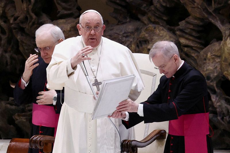 &copy; Reuters. Papa Francesco parla durante l'udienza generale settimanale, nell'Aula Paolo VI in Vaticano, 14 febbraio 2024. REUTERS/Guglielmo Mangiapane/Foto d'archivio