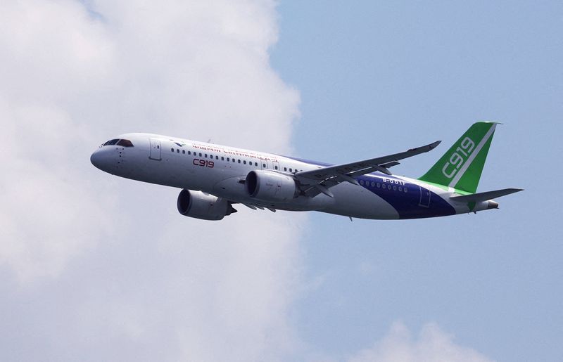 Máy bay C919 nội địa của Trung Quốc hạ cánh tại Việt Nam sau Triển lãm hàng không Singapore