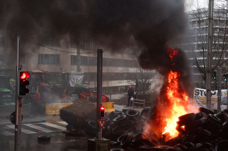 &copy; Reuters. El humo se eleva de neumáticos ardiendo durante una protesta de los agricultores europeos sobre las presiones de precios, los impuestos y la regulación verde, en el día de una reunión de ministros de Agricultura de la UE en Bruselas, Bélgica 26 de fe