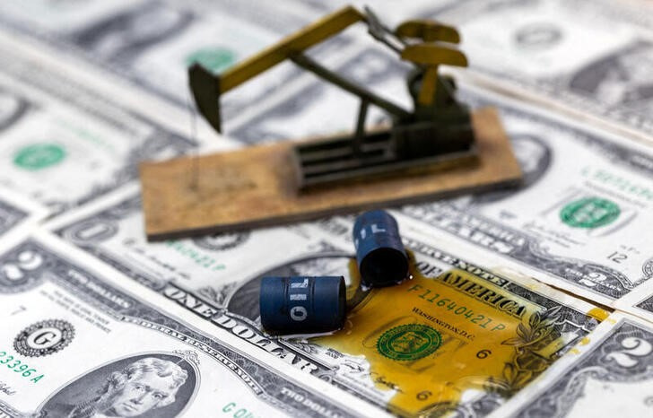 © Reuters. FILE PHOTO: Oil, miniatures of oil barrels, oil pump jack and U.S. dollar banknote are seen in this illustration taken, June 6, 2023. REUTERS/Dado Ruvic/Illustration/File Photo