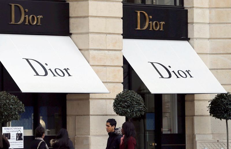 &copy; Reuters. Photo d'archives: Les logos de la marque Dior sont vus à l'extérieur d'un magasin Dior à Paris, en France. /Photo prise le 3 mars 2017/REUTERS/Régis Duvignau