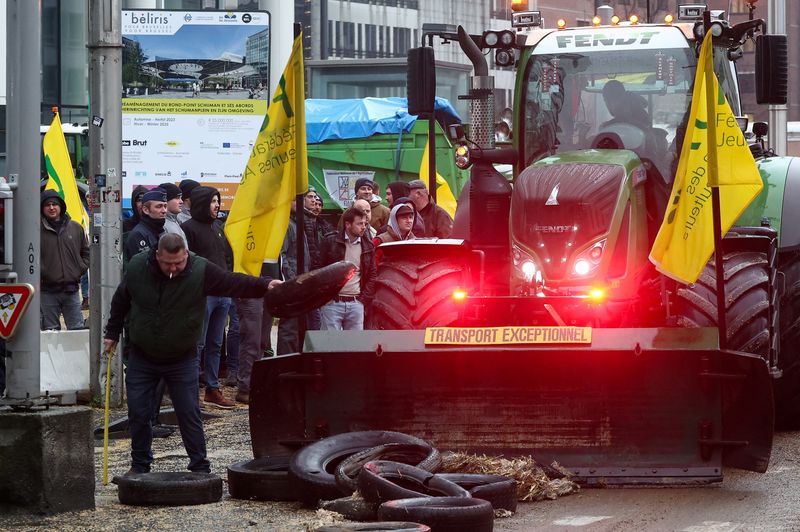&copy; Reuters. Un homme tient un pneu lors d'une manifestation des agriculteurs européens contre les pressions sur les prix, les taxes et la réglementation verte, le jour de la réunion des ministres de l'Agriculture de l'UE à Bruxelles, en Belgique. /Photo prise le 