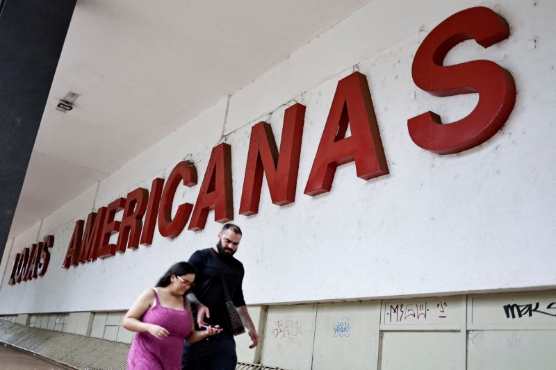 &copy; Reuters. FOTO DE ARCHIVO: Personas caminan frente a una tienda de Lojas Americanas en Brasilia, Brasil. 12 de enero, 2023. REUTERS/Ueslei Marcelino/Archivo