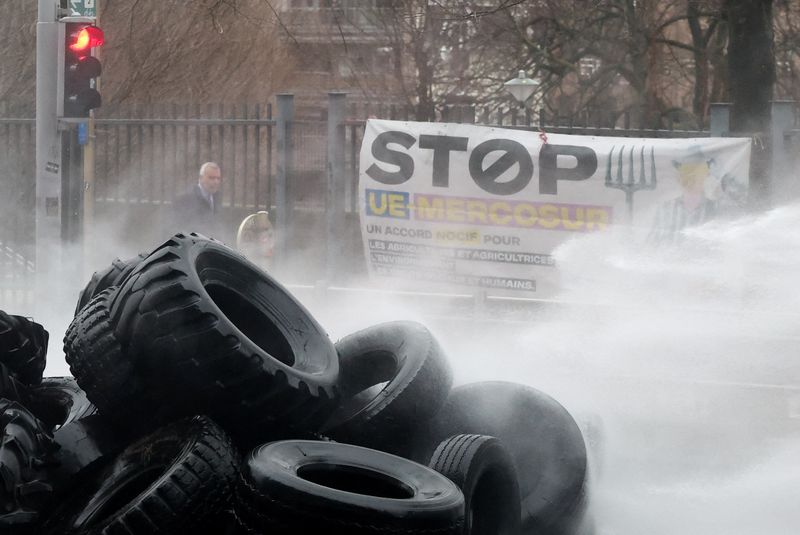 &copy; Reuters. Pneus são molhados por canhões d'água durante protesto de agricultores europeus em Bruxelas contra pressões sobre os preços e exigências ambientais da UE
26/02/2024 REUTERS/Yves Herman