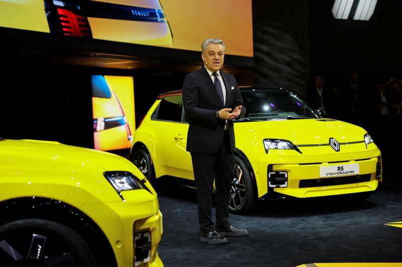 &copy; Reuters. Renault Group's CEO Luca de Meo, speaks as he stands next to the Renault 5 Electric car displayed on the media day of the 91st Geneva Auto Show, in Geneva, Switzerland, February 26, 2024. REUTERS/Denis Balibouse