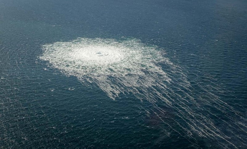 &copy; Reuters. FOTO DE ARCHIVO: Burbujas de gas procedentes de la fuga del Nord Stream 2 en la superficie del mar Báltico muestran una perturbación de más de un kilómetro de diámetro cerca de Bornholm, Dinamarca. 27 de septiembre de 2022.  Mando de Defensa Danés/H