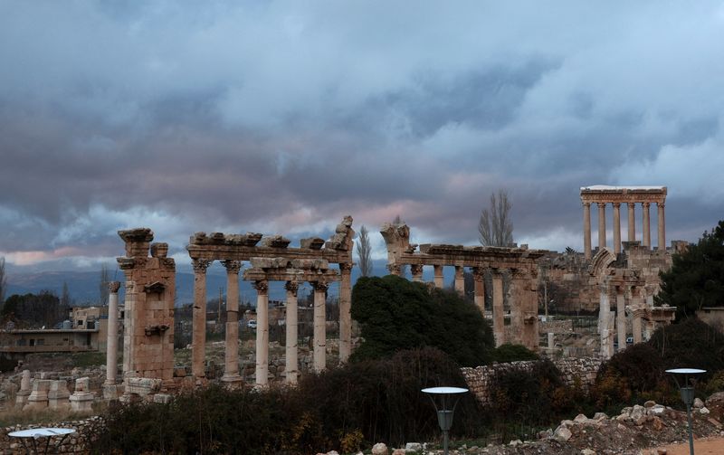 &copy; Reuters. صورة تعرض جزءا من الآثار الرومانية في بعلبك التقطت يوم 5 يناير كانون الثاني 2024. تصوير: محمد عزاقير - رويترز 