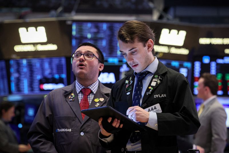 &copy; Reuters. Des traders travaillent sur le parquet du New York Stock Exchange (NYSE) à New York City, aux États-Unis. /Photo prise le 23 février 2024/REUTERS/Brendan McDermid